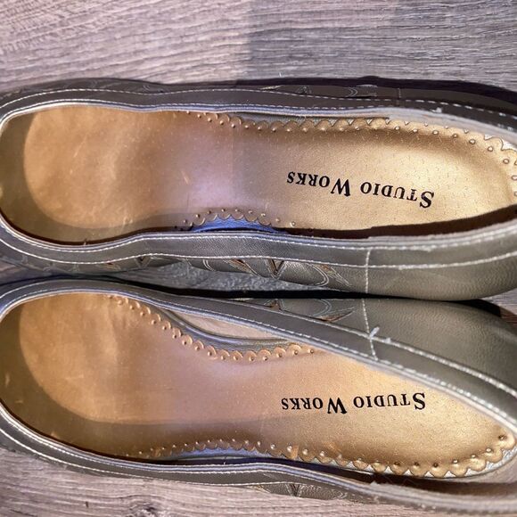 Studio Works round toe slip on shoes metallic silver, 2” stacked heel size 8.5 - Picture 8 of 10